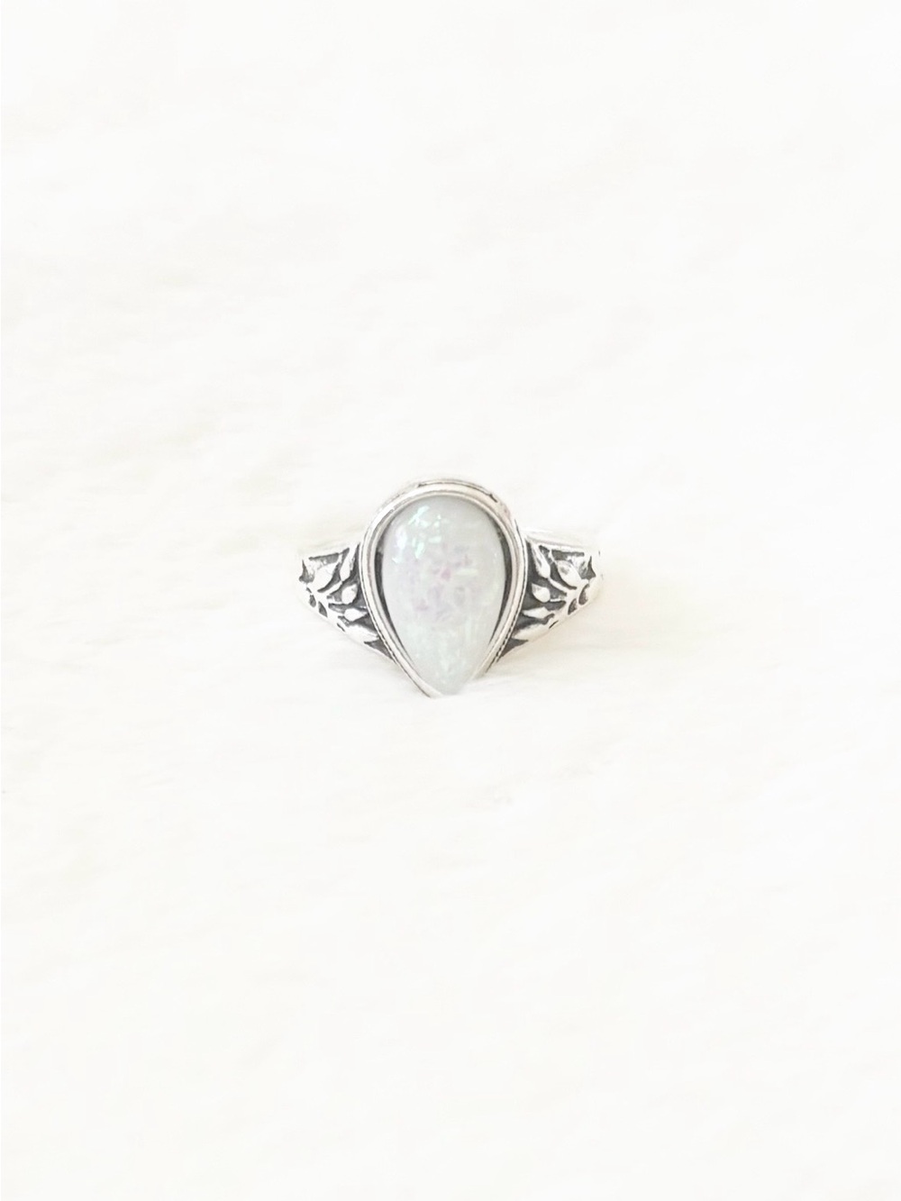 5/$15 🩷 MUST BUNDLE Teardrop White Opal Silver Ring